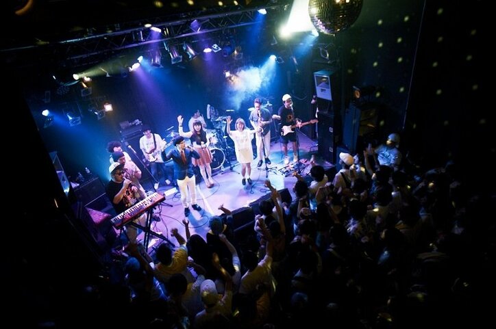 DOTAMAも登場!神泉系バンド・フレンズ、『ショー・チューン』リリースライブ