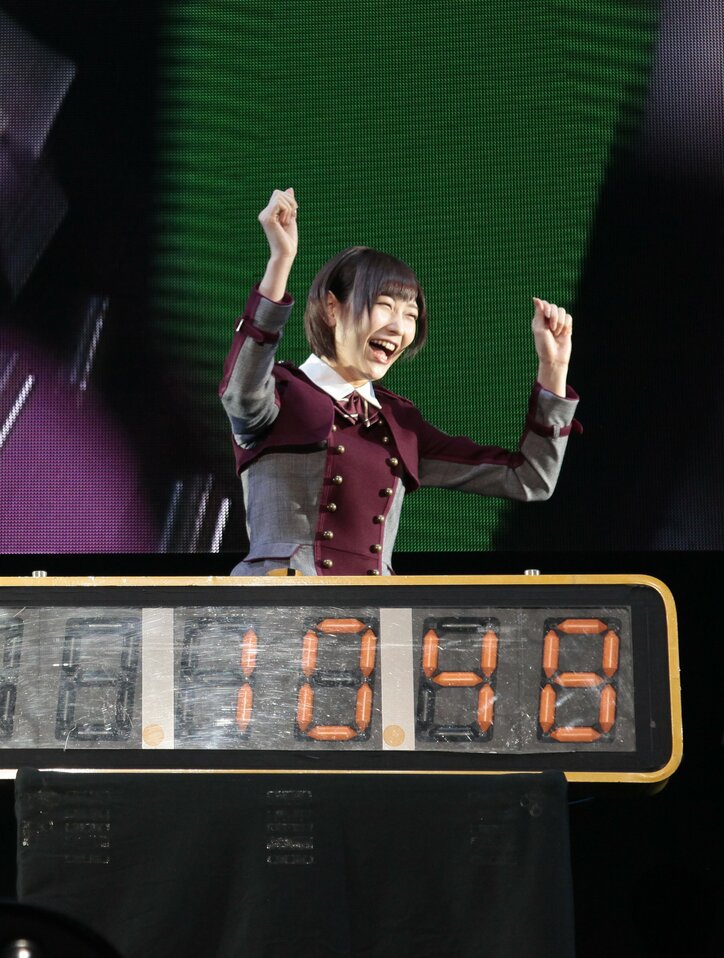 HKT宮脇咲良がセンターで『二人セゾン』を披露! “対決”では欅坂が勝利