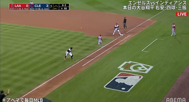 「イギーが蹴った」大谷翔平の相棒・イグレシアス、空振り後にボールを…相手投手が“股抜き”送球で続いてスタジアムが“２度”ざわつく珍事