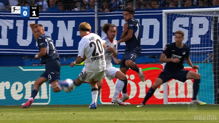 左足を振り抜く堂安律