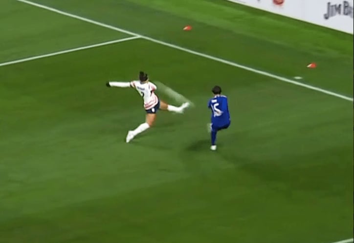 クロスを上げる藤野あおば