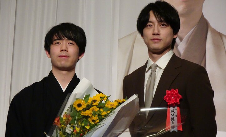 【写真・画像】藤井聡太竜王「将棋の奥深さを感じたシリーズ」防衛4連覇の就位式に出席 対戦相手の佐々木勇気八段「強かった、その一言」　3枚目