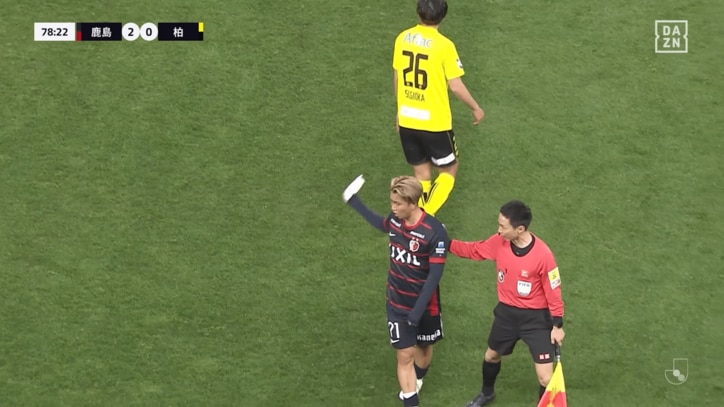 最後は副審に促されピッチを後にする荒木