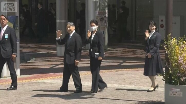 市民らに手を振る天皇ご一家