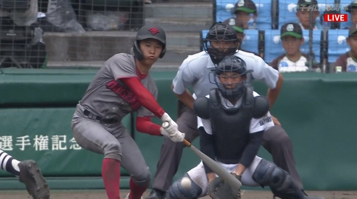 甲子園で生まれた漫画レベルの秘打 ワンバウンド投球をハーフスイング