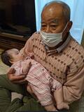  チェリー吉武、80歳の父親が娘を抱っこ「孫に会えて元気になってました」 