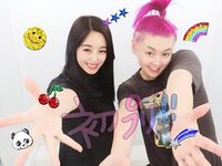 ぺえ、E-girls鷲尾伶菜と超アクティブに遊び初プリ「わしぺえ最高」「意外なコンビ！」