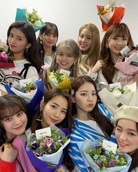 「みんな大優勝」「素晴らしい写真」NiziUのキュートな集合ショットにファン絶賛