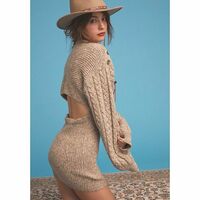 マギー、背中の開いたセクシーなミニワンピ姿公開しファン悶絶「綺麗過ぎる」「なんて美しいんだ」