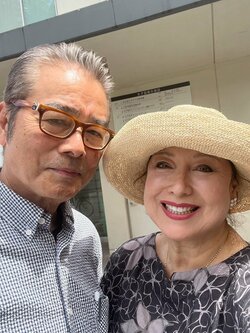 キャシー中島、亡き長女のお墓参りへ 夫・勝野洋との“夫婦ショット”公開「ななちゃんが喜んでる」