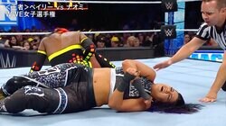 女子レスラーが“空中激突”→両者ダウンの衝撃シーン 激しすぎる肉弾戦に「ただの事故」「ピンボールみたいだ」王者は咳き込み悶絶