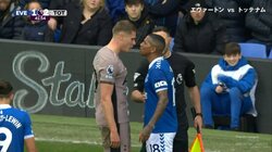 怖すぎる！顔面距離2センチの超至近ブチギレ“フェイスオフ”　「人を殺す目や」元イングランド代表38歳vsオランダ代表22歳がバチバチにメンチ切りし合った瞬間