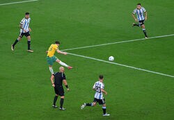 コパ・アメリカ最優秀GKが一歩も動けず…オーストラリアを蘇らせた「ピンボールショット」に賞賛の嵐「打ってみるもんだな」