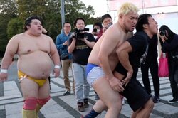 平日の屋外で尻出し、号泣...ちびっ子大喜び！DDT、今年も東京ラーメンショーで激闘