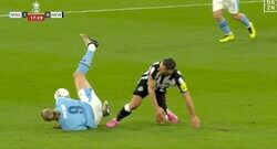 「死ぬだろ…」コイツの体は一体どうなってるんだ！？ 爆速“殺人タックル”で吹っ飛ばされる→余裕でプレー続行　ファウルした選手は逆ギレ… 怪物FWが恐ろしすぎる瞬間