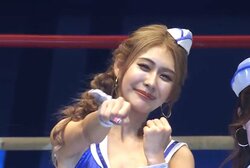 一人だけ“美改造”ビキニで登場 “黒帯”ラウンドガール「気合入りすぎ」ネット騒然