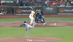 山本由伸が投じた驚愕の落差157センチ！？ 相手打者のリアクションが物語るカーブのえぐさ