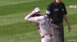 大谷翔平、シフトを破るツーベース！ 塁上で送球を気にして頭をガッチリガードする様子に視聴者「かわいすぎや」