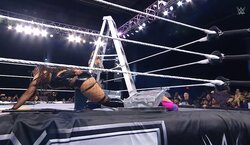 美女レスラー、衝撃“ヒップボム”に会場騒然