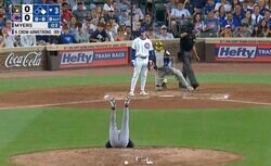 球場騒然！ 投手が両足を上げてぶっ倒れた！ 打者が呆然… 珍しすぎる“ボーク判定”が話題に「大丈夫かよ…」「見たことない」