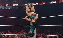 「どこ掴んでんねん！」「脱げちゃう」“デカ女”レスラー、あわやの攻撃にヒヤヒヤ…驚きと困惑の声