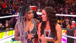 「えぐ可愛すぎ」日本人女子レスラーが“ド派手”入場 リング上の相手タッグは困惑の表情