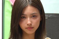 17歳ハーフモデル、制服姿でウォーキング披露するも…酷評され涙「生ぬるい空気」