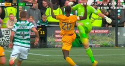 至近距離から繰り出す殺人級飛び膝蹴り！自身も宙を舞って大転倒する危険な自爆プレーで一発退場！元イングランド代表の守護神がみせた“痛恨ミス”の瞬間