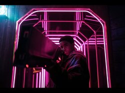 「ストレンジャー・シングス」制作陣が贈る映画『KIN/キン』予告編解禁