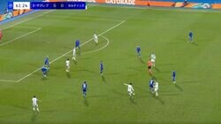 何が起きた？ 旗手怜央、意表を突く“動き”… 転倒して0.5秒→“超速フリーキック”を放つ瞬間　相手の隙を見逃さないトリックプレー