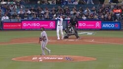 大谷翔平の特大ホームランで相手外野手も“確信フリーズ”…はるか上空を通過していく衝撃弾にスタジアムは大歓声