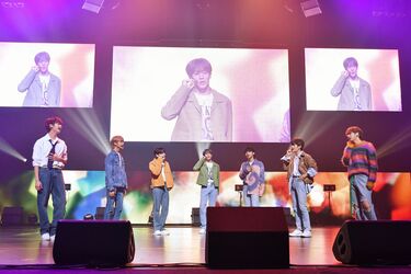n.SSign、日本のファンに新曲を初パフォーマンス！カズタの「ただいま