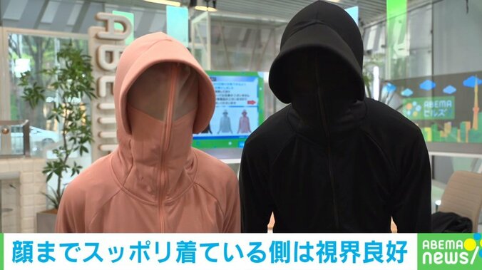 パーカーを試着した2人