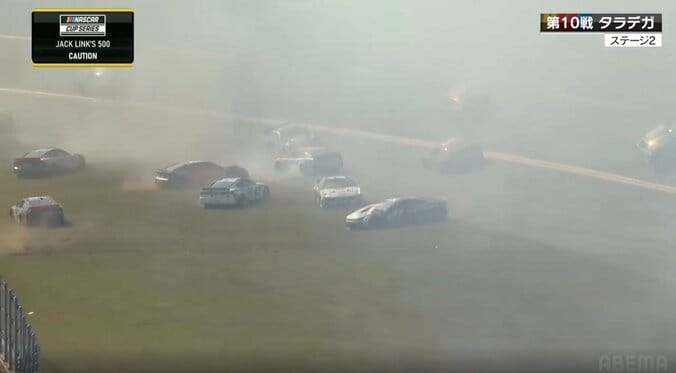 米レース史上最大級！26台絡む巨大クラッシュの一部始終 バックでピットへ…斜めに走る車も コース上が白煙に包まれる大惨事 3枚目