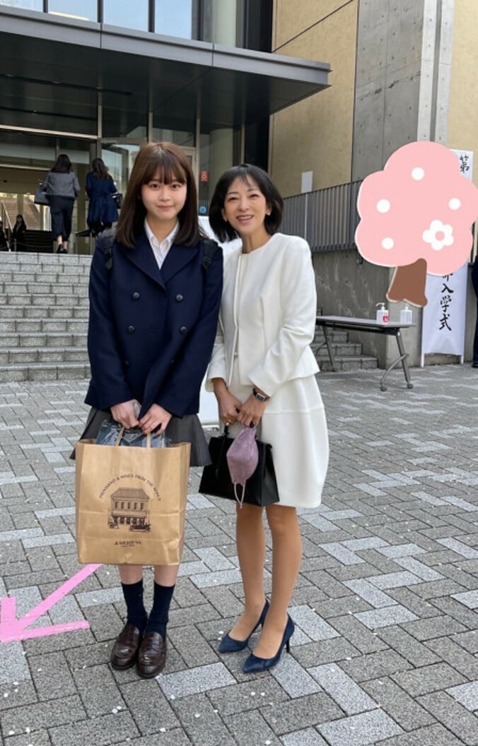  穴井夕子、残念すぎる入学式での娘との2ショット「ちゃんとした場所で撮れず」  1枚目