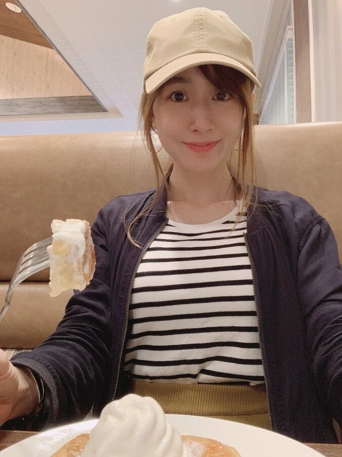 山川恵里佳、ファミレスでの“高カロリーな食事”を紹介「アイスクリームとメープルシロップたっぷりの激甘！」 1枚目