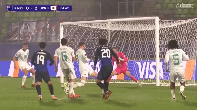 「ぶち込んだ！」U-20日本代表MFが“股抜き強烈ショット”に敵ガックリ「撃ったからこそ生まれた」平賀大空がオウンゴール誘発の強烈弾 3枚目