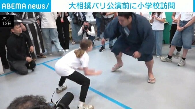 相撲をとる若元春関と小学生