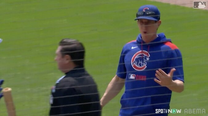 ベンチから抗議に出てきた指揮官