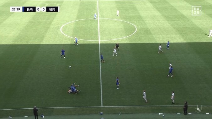 「大丈夫か？」空中戦からほぼ垂直落下で後頭部を強打「危ない落ち方」「いけるか？」3人が接触する危険シーンにファン騒然 5枚目