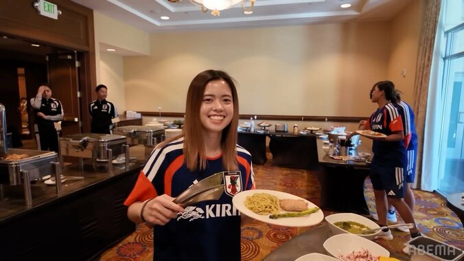 「世界一可愛い作り笑い」長谷川唯の“無言ニコニコ”が大反響！シュールすぎる昼食オフショット「静止画じゃないぞ（笑）」 4枚目