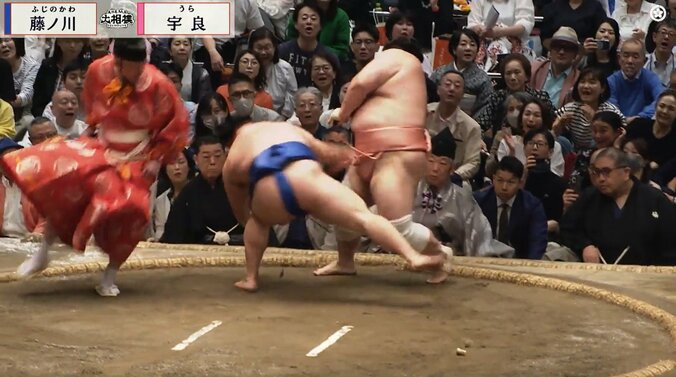 「宇良の上を行った」「身体能力すごい」宇良の取組で驚きの一コマ 土俵際、華麗な身のこなしに「行司が牛若丸に」ファン注目 3枚目
