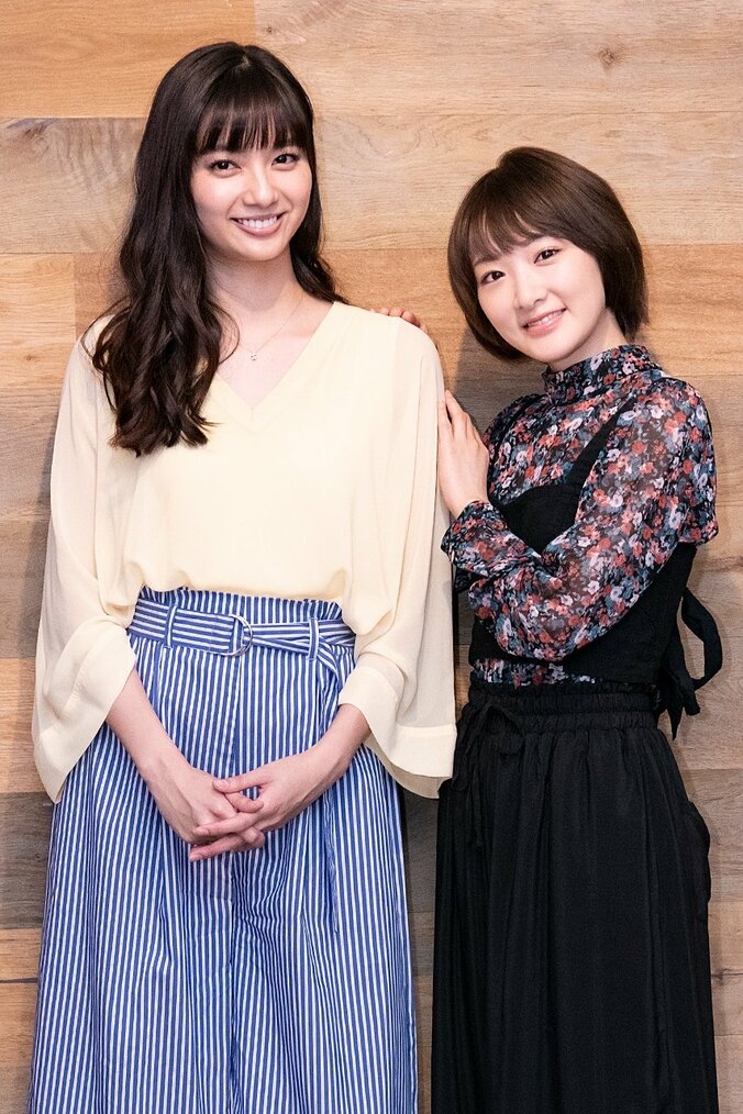 新川優愛、大ファンの生駒里奈との共演に喜び「ファッションショーのとき、袖からずっと見ていました」 3枚目