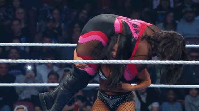 ナイアを担ぎ上げるキアナ