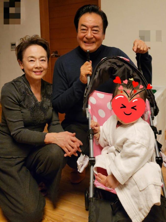  高橋英樹、娘・真麻が撮った孫との写真を公開「素敵」「微笑ましい」の声  1枚目