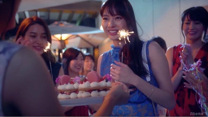 新川優愛が主演ドラマで体当たり演技　レザーを着たままプールへダイブ！ 2枚目