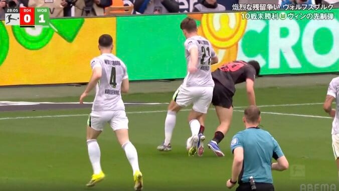 「そらキレる」「審判が心配」荒れ試合で物議を醸す“疑惑の判定”シーン「ヤバいだろ」痛恨PK献上→指揮官ブチギレ！ 2枚目