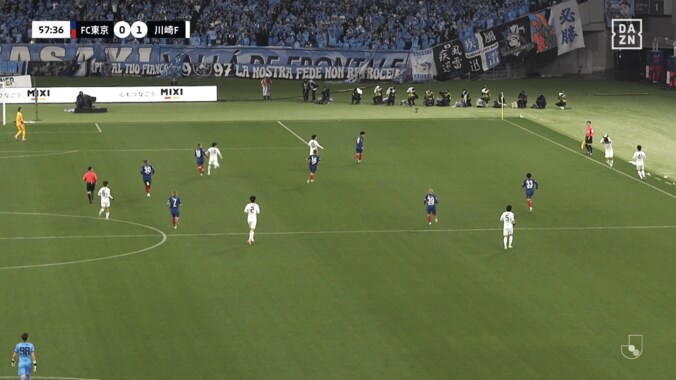 伝説級の珍プレー！“前代未聞のファウルスロー”が爆笑の渦「慌てすぎだろw」「林さんの『山田く〜ん！』が面白い笑」「得点直後に酷すぎる笑」川崎FWに解説陣も総ツッコミ 5枚目