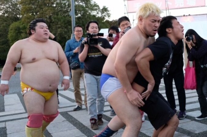 平日の屋外で尻出し、号泣...ちびっ子大喜び！DDT、今年も東京ラーメンショーで激闘 1枚目