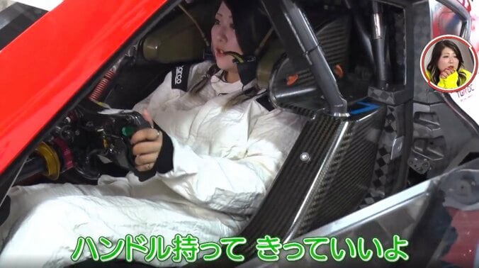 「どっから入んの？」 金子きょんちぃ、GTカー初搭乗もまさかのハプニングに騒然「お尻ハマってる」「引っかかってるヤバい」 4枚目